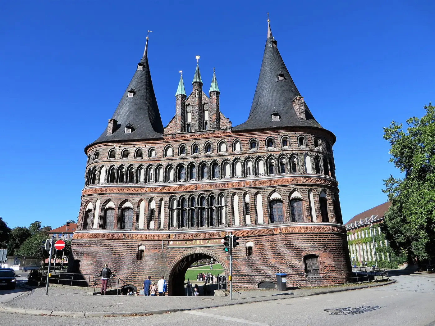 Das Holstentor in Lübeck, wenige Schritte vom Hansefrisch
